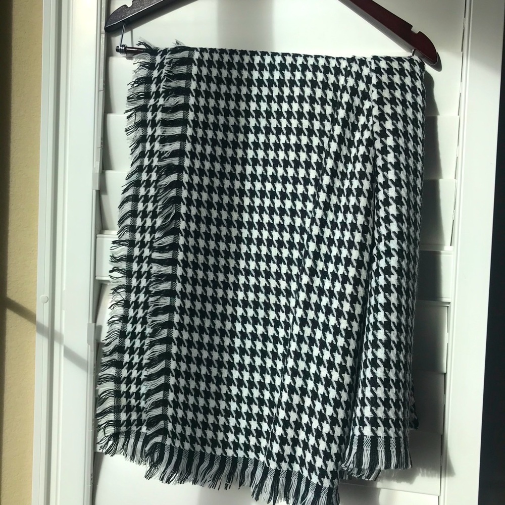 HOUNDSTOOTH SCARF
